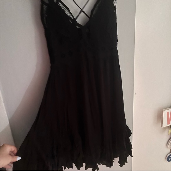 Elegant Black Lace Dress - Picture 3 of 3